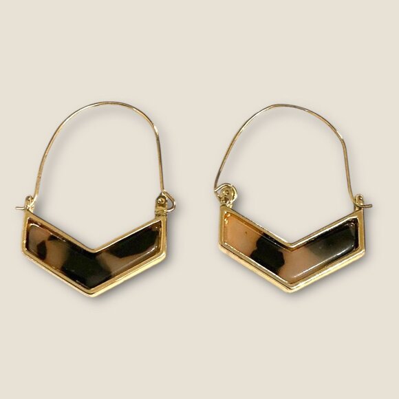 vintage Jewelry - Chevron Hoop Earrings Gold & Black Faux Tortoise Shell Design Lightweight Fashi